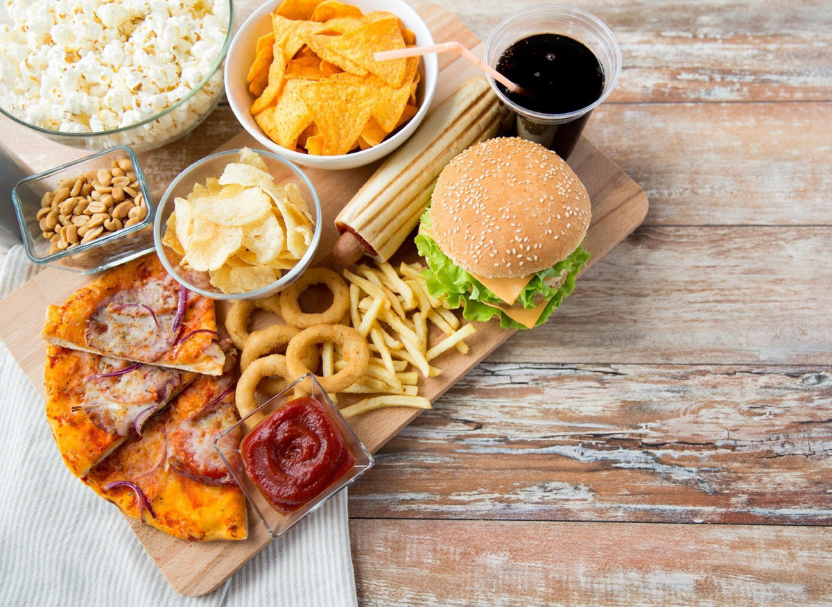 3. Thức ăn nhiều dầu: Thức ăn có dầu như đồ chiên rán... được coi là không tốt cho sức khỏe, không chỉ trong mùa hè, mà bất cứ mùa nào, chúng có thể gây ra một số bệnh nghiêm trọng cho chúng ta. Thức ăn nhiều dầu mỡ có thể tồi tệ hơn khi ăn vào mùa hè, vì chúng có thể làm tăng thân nhiệt và giảm khả năng miễn dịch của bạn.