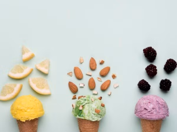 9. Kem: Đây là một trong những món ăn vặt phổ biến mà hầu hết mọi người đều yêu thích để đánh bay cái nóng trong mùa hè. Tác dụng giải nhiệt của kem khiến nó trở thành món khoái khẩu trong mùa hè. Tuy nhiên, kem có hàm lượng chất béo và đường cao, làm tăng nguy cơ mắc bệnh béo phì và tiểu đường. Ngoài ra, ăn quá nhiều kem trong mùa hè có thể làm tăng nguy cơ mắc các bệnh liên quan đến cảm lạnh.