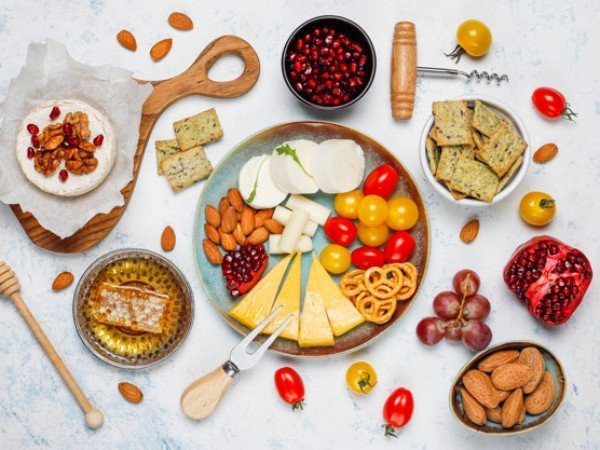 4. Các sản phẩm từ sữa: Các sản phẩm từ sữa như bơ, pho mát, sữa đông...có thể trải qua quá trình lên men bất thường trong dạ dày do nhiệt độ cơ thể và gây ra chứng khó tiêu.