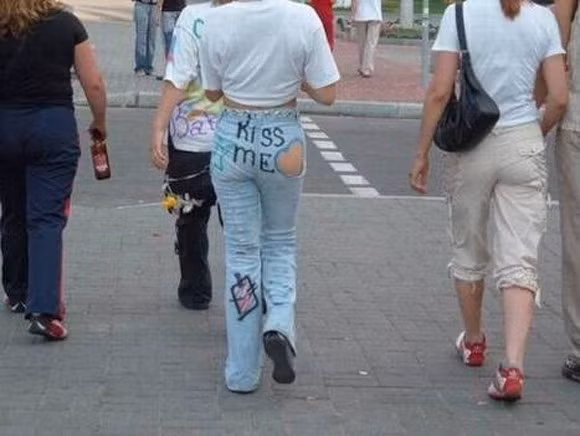 Mẫu quần jeans với lỗ hình trái tim ở mông khiến người mặc trông rất phản cảm.