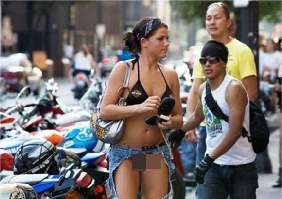 Một người phụ nữ hồn nhiên diện chiếc quần jean lộ cả "chỗ hiểm" khiến người đối diện "đỏ mặt".