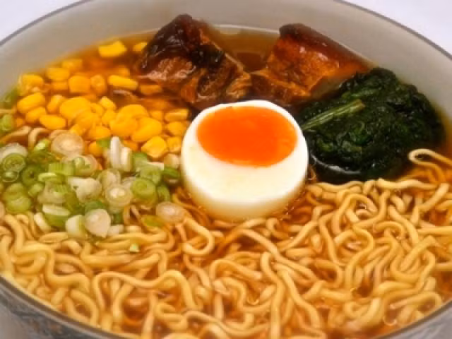 Mì ăn liền chứa hàm lượng carbohydrates và chất béo cao. Tuy nhiên nếu chỉ ăn nguyên mì, bạn sẽ thiếu các chất như protein, chất xơ, hơn nữa, vitamin và khoáng chất trong mì cũng vô cùng ít.