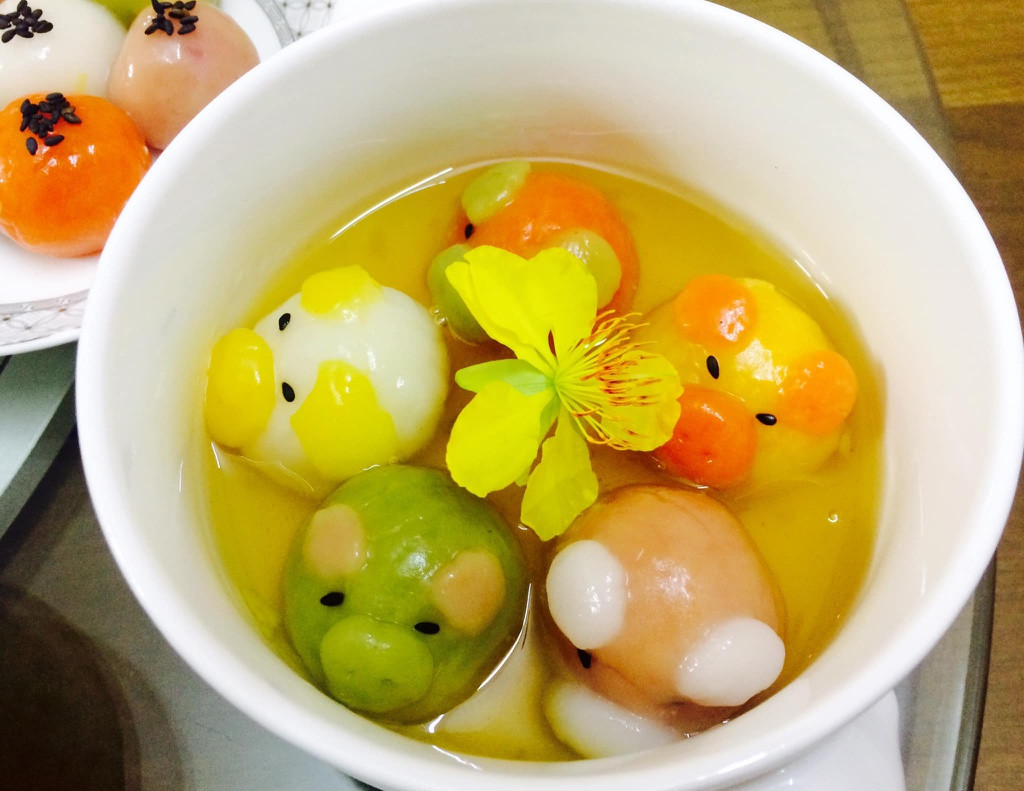 Cứ đến dịp 3/3 Âm lịch hàng năm hay còn gọi là Tết Hàn thực, chị em nội trợ lại vào bếp, làm những chiếc bánh trôi bánh chay nhiều màu sắc đẹp mắt để cúng tổ tiên.