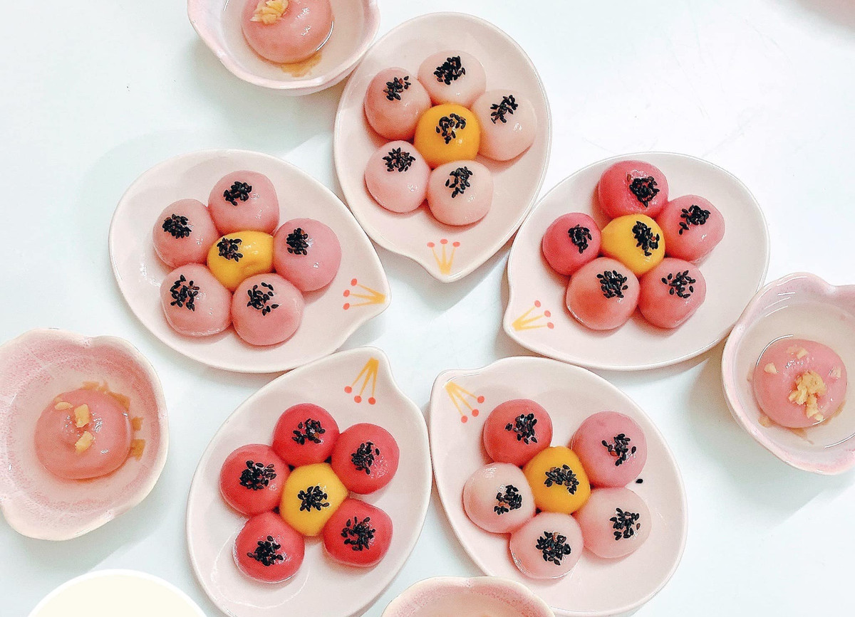 Những đĩa bánh trôi bánh chay hình dáng độc đáo, màu mè lạ mắt khiến ai cũng phải thích thú. Ảnh: Internet, FB.