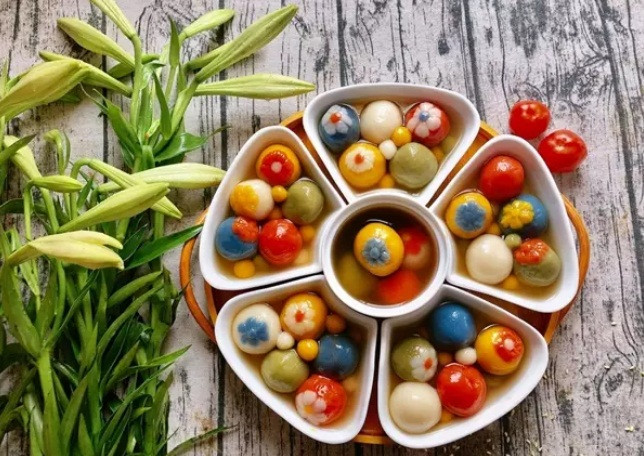 Thay vì làm những đĩa bánh màu trắng đơn giản như mọi năm, bạn có thể thổi làn gió mới cho ngày lễ truyền thống của gia đình năm nay bằng việc sáng tạo bánh trôi bánh chay nhiều màu sắc.