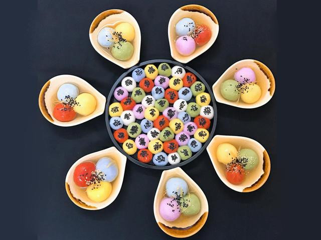 Công đoạn nặn bánh thể hiện sự khéo léo và sáng tạo. Bạn có thỏa sức tạo hình hoa, quả, con vật độc đáo hoặc kết hợp nhiều màu bột mà mình đã chuẩn bị từ trước.