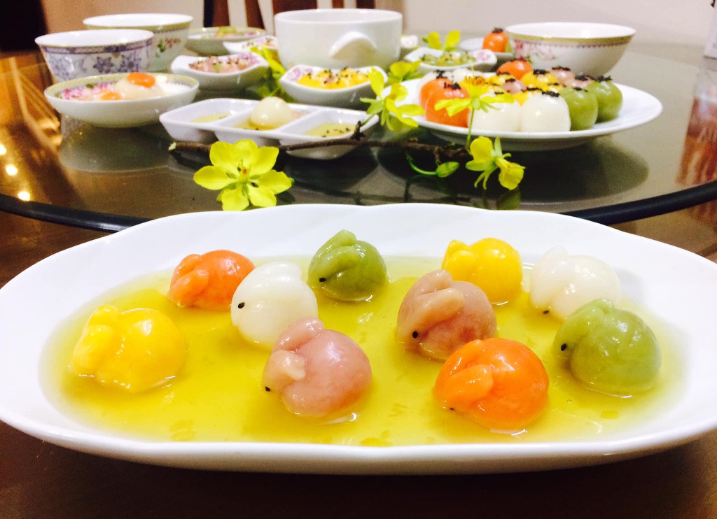 Tất cả các màu sắc của bánh đều được chị em làm từ tự nhiên như gấc, lá dứa, củ dền đỏ, hạt dành dành…