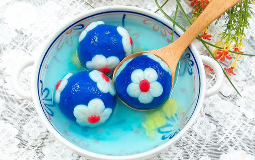 Để tạo nhiều màu sắc bắt mắt, bạn sử dụng các nguyên liệu hoàn toàn tự nhiên để nhuộm như màu đỏ từ ruột gấc, màu xanh của hoa đậu biếc, bột matcha cho màu xanh lá cây, nâu của bột ca cao hay hồng củ dền…