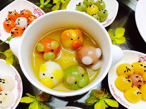 Vào Tết Hàn thực hằng năm, người dân khắp nơi thường làm những đĩa bánh trôi, bánh chay để dâng lên tổ tiên.