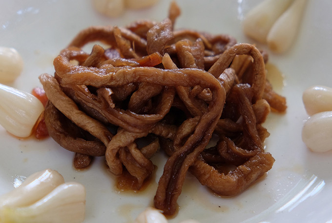 Hiện nay, ở một số vùng còn có cả cơ sở sản xuất xá bấu để cung ứng ra thị trường. Do không có nhiều thời gian chế biến, người ta mua keo xá bấu làm sẵn để ăn dần.