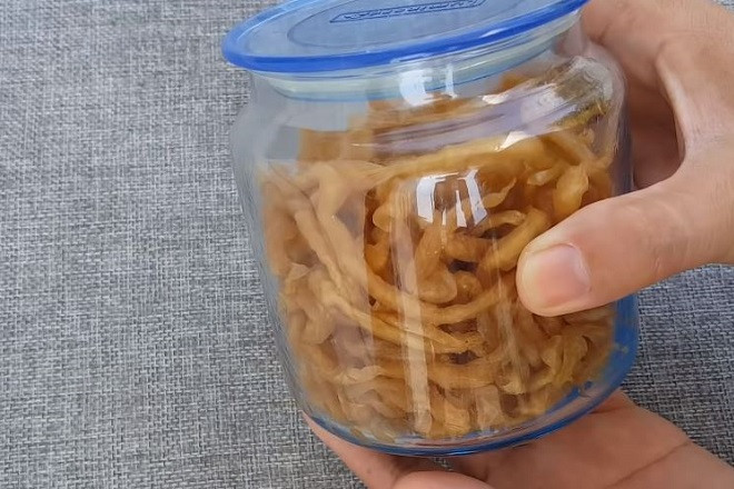 Ở các khu chợ hoặc các trạm dừng chân đều có bày bán xá bấu và nhận được nhiều sự quan tâm của khách hành. Xá bấu còn được khách mua về để làm quà biếu bè bạn người thân.