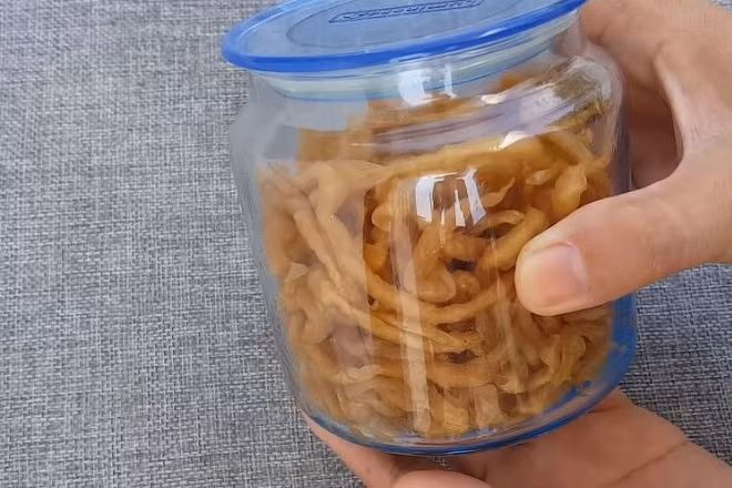 Ở các khu chợ hoặc các trạm dừng chân đều có bày bán xá bấu và nhận được nhiều sự quan tâm của khách hành. Xá bấu còn được khách mua về để làm quà biếu bè bạn người thân.