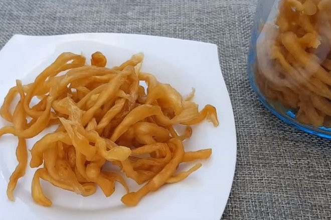 Trong những bữa cơm, thay vì phải mua rau củ để làm nguyên liệu cho các món kho, xào, hoặc nấu canh, người ta dùng xá bấu để thay thế. Nồi xương hầm của bạn sẽ trở nên ngọt ngào hơn khi được thả vào trong đó một ít xá bấu.