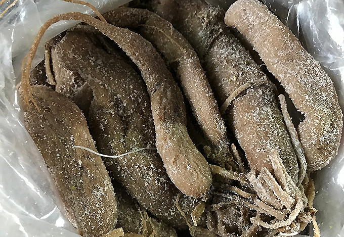 Khi chế biến chỉ cần đem xá bấu rửa sạch, thái thành tựng cọng nhỏ rồi đảo qua với dầu ăn, thêm vài lát cà chua tươi, rồi đem trộn lẫn đường, bột ngũ vị hương, rượu và thêm vài sợi giềng giã nhỏ cho thơm. Đường tan thấm vào từng cọng xá bấu là có thể ăn được. Nếu muốn có thể cho thêm ớt, giấm, hành xanh theo khẩu vị.