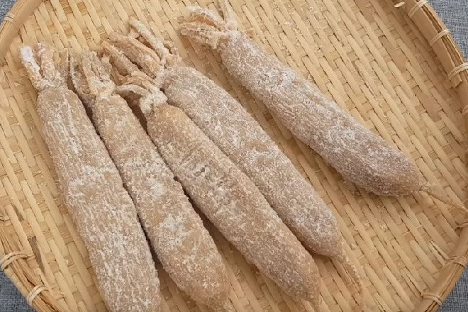 Khi củ cải còn ẩm, nhưng cầm lên thấy dẻo, dai thì đem trộn với đường trắng ủ vài ngày cho củ cải ngấm là được. Xá bấu khi chưa qua chế biến đạt yêu cầu sẽ có có vị ngọt, mặn vừa phải, thơm mùi mật củ cải và hơi khô dai.