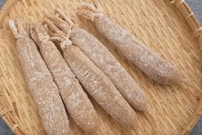 Khi củ cải còn ẩm, nhưng cầm lên thấy dẻo, dai thì đem trộn với đường trắng ủ vài ngày cho củ cải ngấm là được. Xá bấu khi chưa qua chế biến đạt yêu cầu sẽ có có vị ngọt, mặn vừa phải, thơm mùi mật củ cải và hơi khô dai.