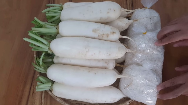 Để có được những cọng xá bấu giòn, dai, ngọt, bùi như vậy, người ta phải tiến hành một công đoạn sơ chế rất công phu và tốn nhiều thời gian.