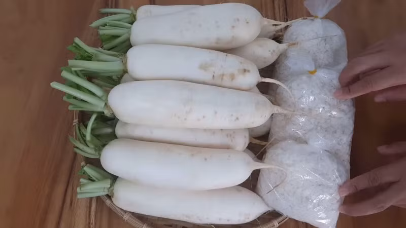 Để có được những cọng xá bấu giòn, dai, ngọt, bùi như vậy, người ta phải tiến hành một công đoạn sơ chế rất công phu và tốn nhiều thời gian.