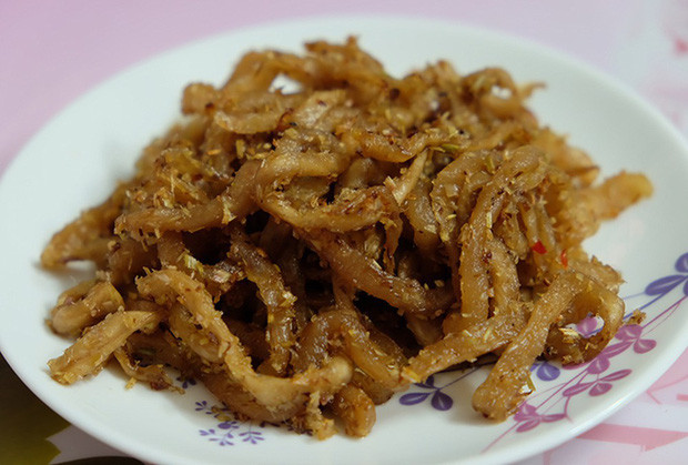 Sợi xá bấu mềm mại, cay cay sẽ tôn thêm vị ngon miệng cho các món ăn quen thuộc vào dịp Tết. Mặc khác, xá bấu còn dùng để ăn kèm với món cháo trắng giúp người dùng có cảm giác ngon miệng hơn khi ăn.