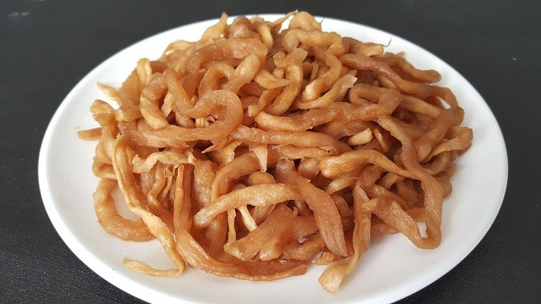 Cùng với dưa kiệu, dưa chua, xá bấu là món ăn không thể thiếu đối với người dân Bạc Liêu trong 3 ngày Tết. Món ăn này còn có thể ăn kèm với các món ăn truyền thống trong ngày Tết như thịt kho trứng, bánh tét, khổ qua hầm…