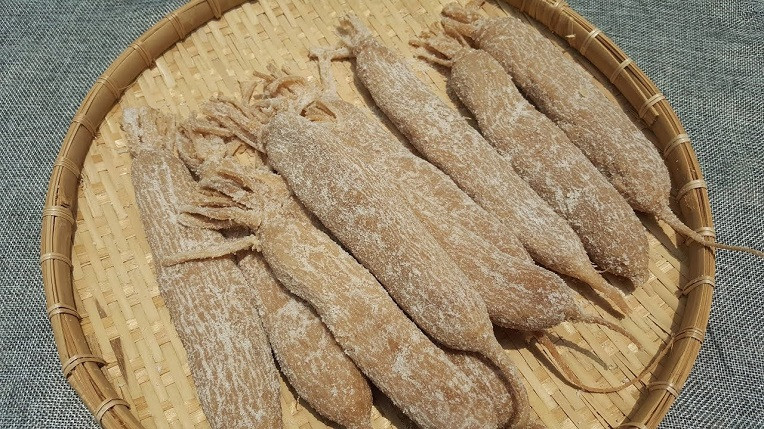 Đến Bạc Liêu, bạn sẽ thích thú với đặc sản ngày Tết có tên gọi lạ lùng, đó là… xá bấu. Nghe qua thì rất lạ tai nhưng thực chất món này có phần nguyên liệu chẳng lạ chút nào. Xá bấu được làm từ củ cải trắng phơi se mặt rồi trộn ướp với muối hột.