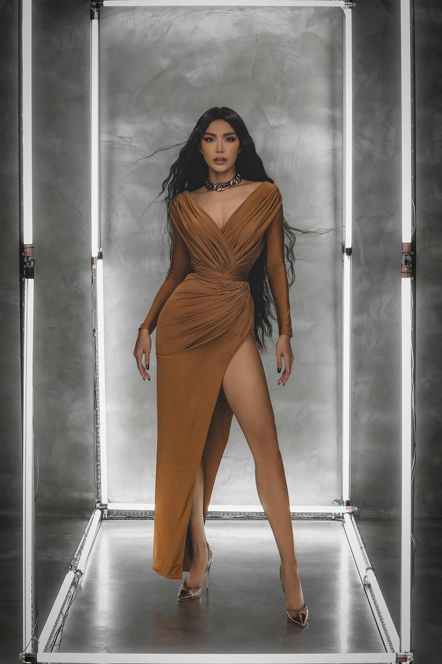 Trên trang cá nhân, Minh Tú liên tục khoe hình thể "bỏng mắt" trong những bộ trang phục cắt xẻ vô cùng táo bạo.