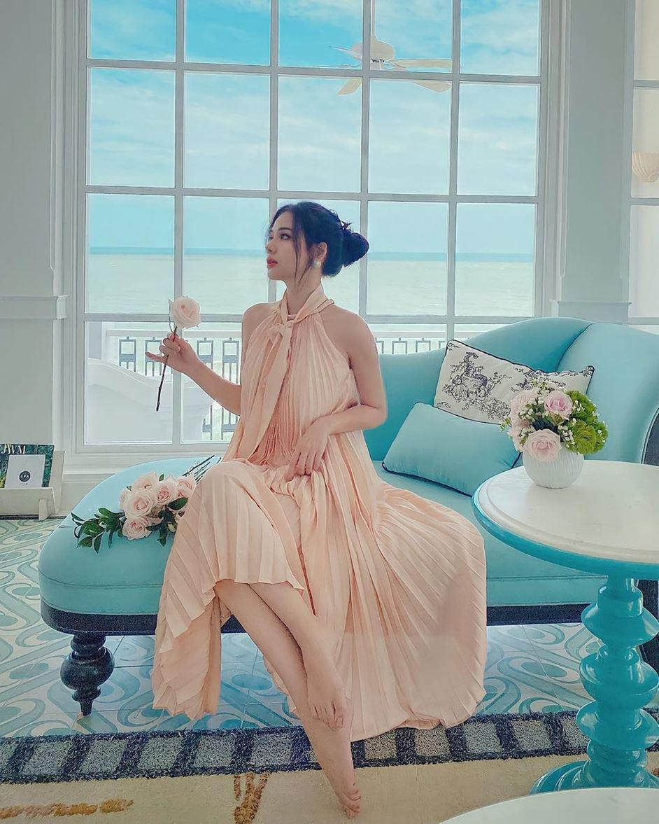 Váy yếm maxi cũng là một trong những items giúp nữ diễn viên giấu nhẹm bụng bầu.