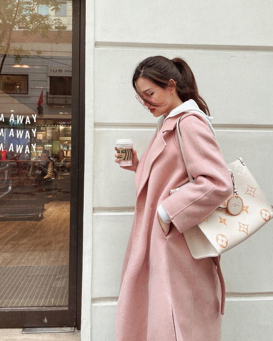 Trong đợt lạnh hiếm hoi vừa qua, Phanh Lee đã lên đồ với áo dạ màu hồng pastel phanh cúc khéo léo giấu chiếc bụng lùm xùm.