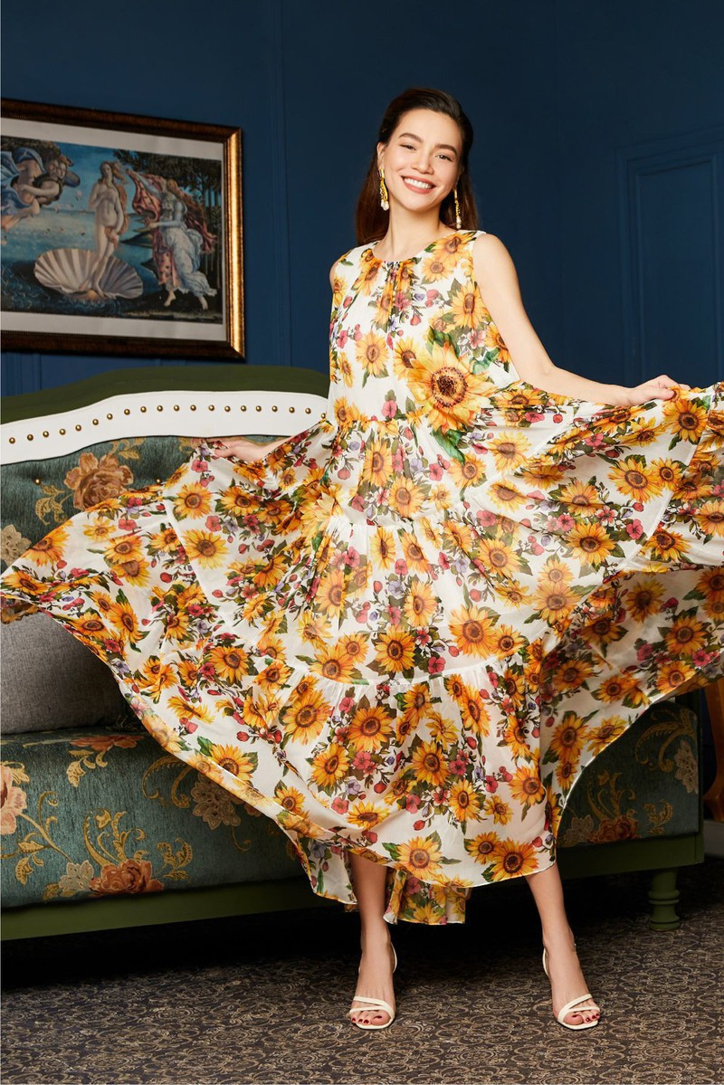 Dù mang thai cặp song sinh nhưng Hồ Ngọc Hà vẫn khéo léo mặc giấu bụng bầu với thiết kế đầm maxi hoạ tiết hoa hướng dương.