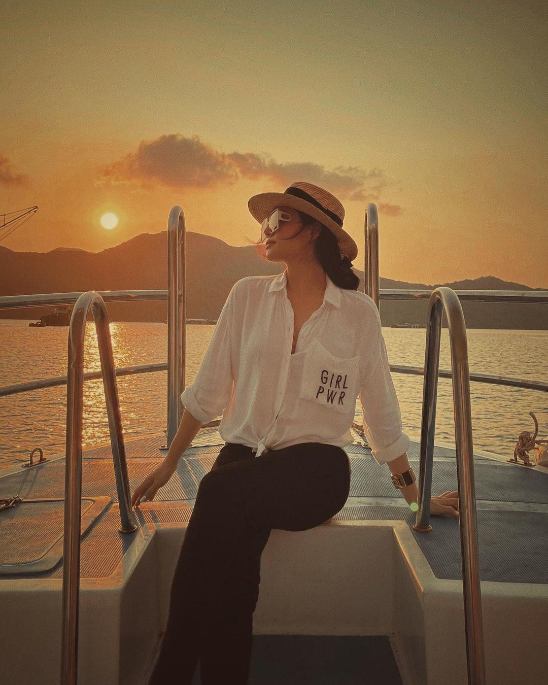 Phanh Lee mix áo sơ mi trắng oversized với quần đen, tạo nên set đồ đơn giản nhưng phóng khoáng, sành điệu và cũng hợp bối cảnh. Chi tiết buộc vạt áo giúp cô giấu bụng bầu hiệu quả.