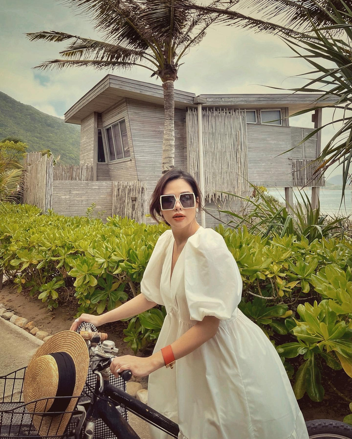 Trước đó, Phanh Lee khiến dân tình không ai nhận ra mình đang mang thai nhờ gu thời trang giấu bụng bầu đỉnh cao.