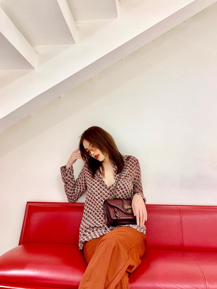 Kể từ sau khi “nâng cấp” vòng 1, Kỳ Duyên bắt đầu lăng xê mốt diện áo sơ mi bung cúc khoe khéo đôi gò bồng đảo căng tròn, quyến rũ đến "nghẹt thở".