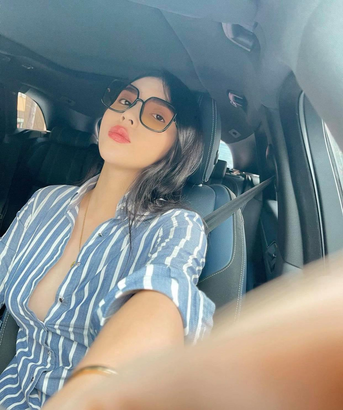 Bằng cách kết hợp áo sơ mi buông cúc với quần baggy thanh lịch, nàng hậu gốc Nam Định phô diễn vòng 1 căng tròn khiến ai nhìn cũng xao xuyến.