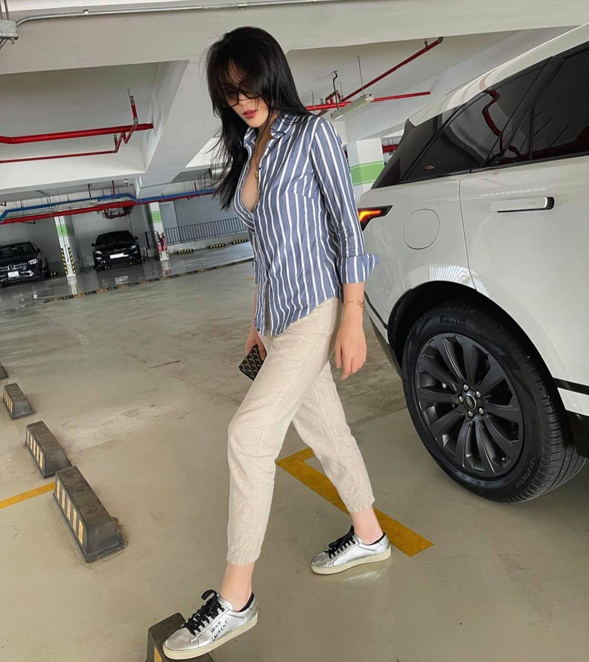 Trên trang cá nhân, hoa hậu Kỳ Duyên thường xuyên thu hút sự chú ý của người hâm mộ khi diện loạt trang phục "buông lơi" vòng một cực nóng bỏng.