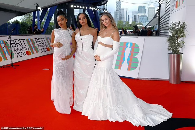 Nhóm Little Mix có tới 2 bà bầu là Perrie và Leigh-Anne cùng diện trang phục trắng thanh lịch và duyên dáng.