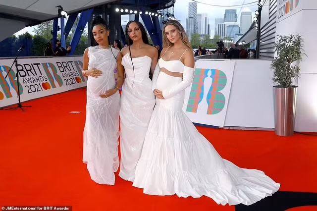 Nhóm Little Mix có tới 2 bà bầu là Perrie và Leigh-Anne cùng diện trang phục trắng thanh lịch và duyên dáng.