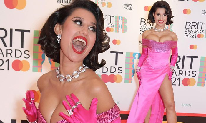 Cũng tại thảm đỏ này, nữ ca sĩ Raye khiến dân mạng "bấn loạn" bởi bộ đầm hồng cúp ngực, "o ép" vòng một quá đà.