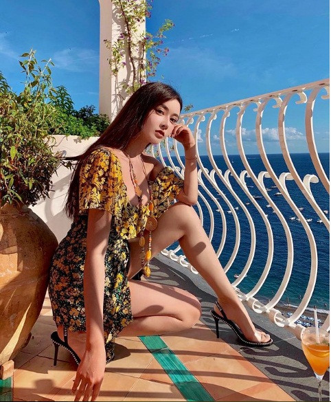 Khi đi du lịch gần biển, người đẹp chọn các kiểu đầm hoa với phần cổ khoét sâu.