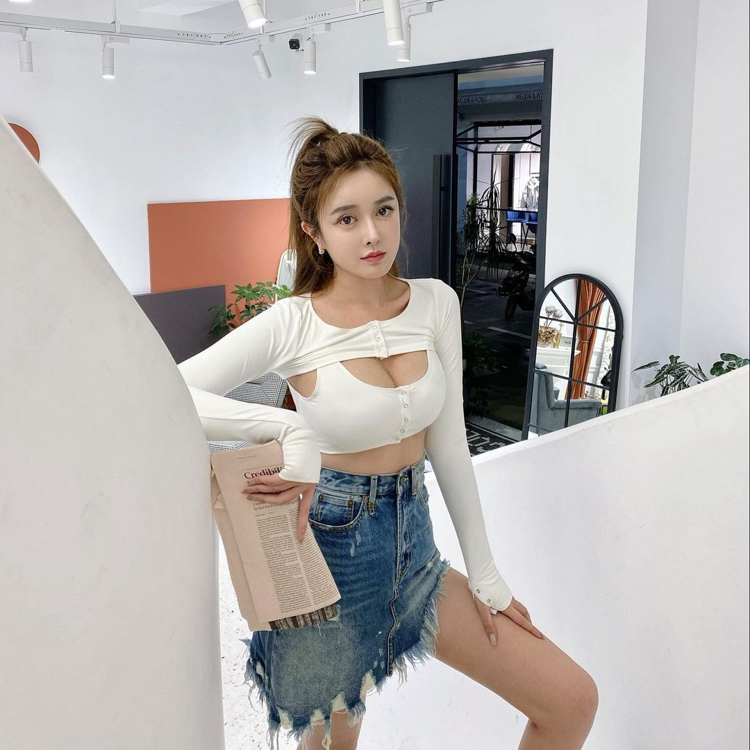 Tủ đồ của cô nàng cũng không thể thiếu các thiết kế thời trang cut-out đặc biệt ở vòng một.