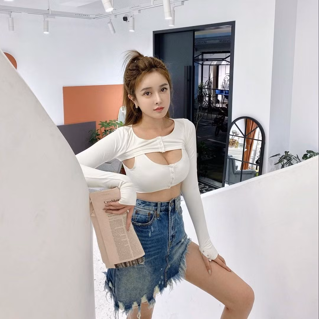 Tủ đồ của cô nàng cũng không thể thiếu các thiết kế thời trang cut-out đặc biệt ở vòng một.