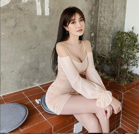 Katherine Han còn đặc biệt ưu ái các mẫu đầm bodycon vừa giúp khoe đường cong vừa phô trương vòng một và đôi chân dài nuột nà.