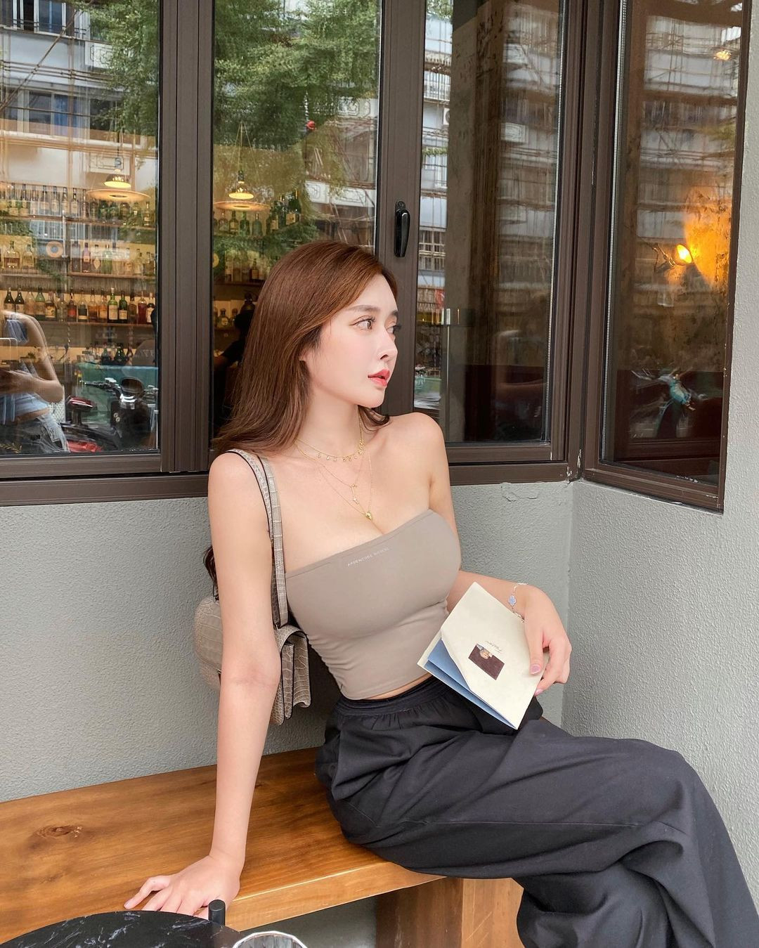 Katherine Han khá yêu thích những chiếc áo ống ôm sát kết hợp cùng chân váy hay quần ống rộng.