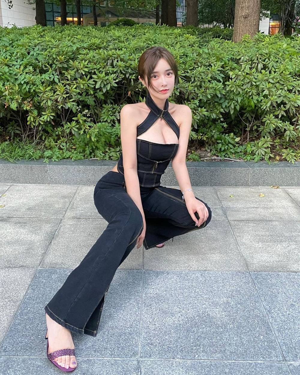 Những chiếc áo với chi tiết khoét nách sâu cũng có mặt trong tủ đồ của người đẹp.