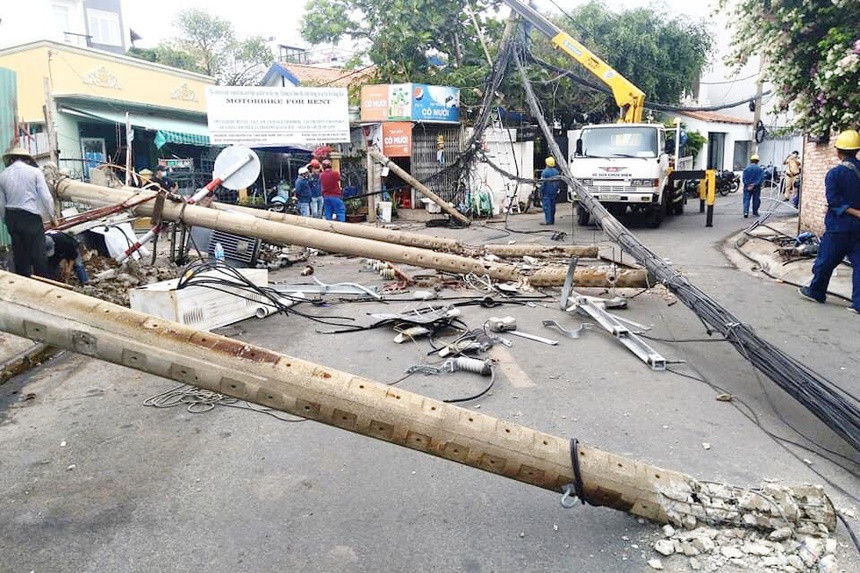 Tai xe nguoi nuoc ngoai lai oto tong do 5 cot dien o Thao Dien
