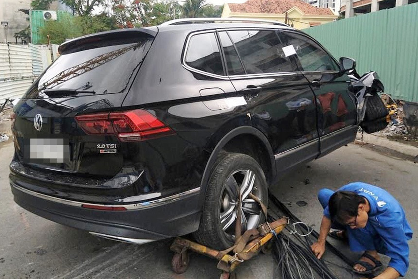 Tai xe nguoi nuoc ngoai lai oto tong do 5 cot dien o Thao Dien-Hinh-2