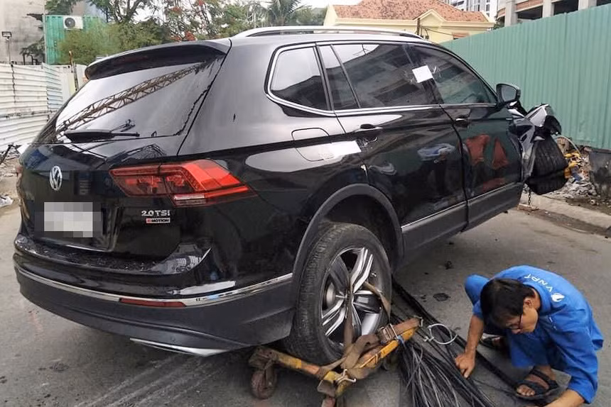 Tai xe nguoi nuoc ngoai lai oto tong do 5 cot dien o Thao Dien-Hinh-2