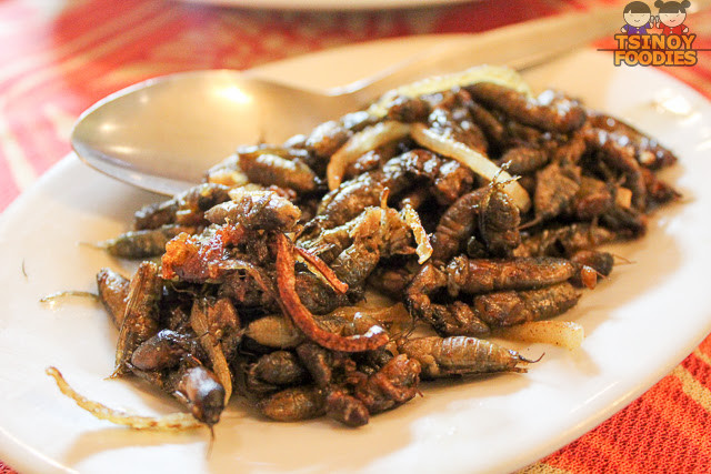 Camaro hay còn gọi là món dế chiên của Philippines được chế biến từ những con dế đồng được làm sạch sẽ, hầm trong tương muối và giấm vài giờ, sau đó chiên ngập trong dầu.