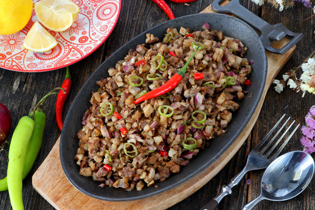 Sizzling Sisig là món đầu heo sau khi chế biến được phục vụ trên một đĩa sắt nung nóng.