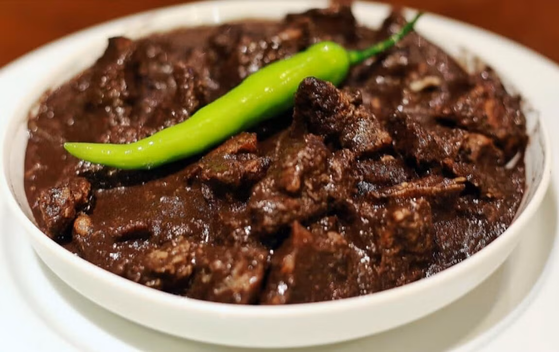 Nhiều khách du lịch đã phải nhăn mặt và không dám thử món ăn này. Dinuguan cũng không được đánh giá cao về tính thẩm mỹ.