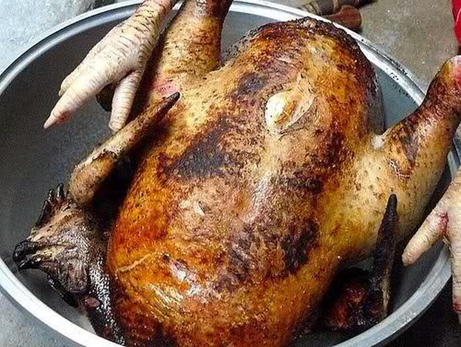 Lông gà cũng được loại bỏ với một phương thức khác hẳn bình thường là thui với rơm. Sau khi xong khâu sơ chế, gà được luộc với muối và một ít pate heo. Với cách chế biến như thế, khi thưởng thức, thịt gà thơm, mềm và đậm đà hơn hẳn.